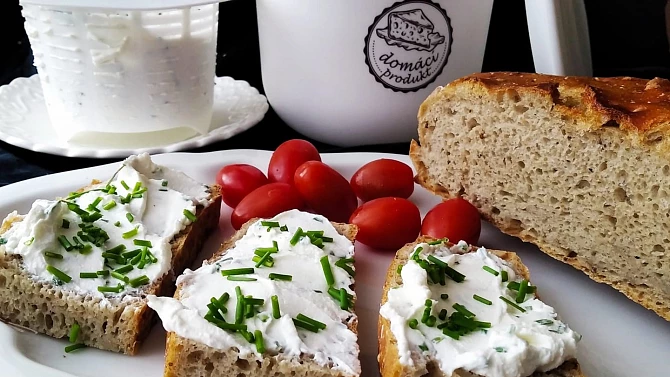 Domácí tvarohový sýr s pažitkou, Domácí tvarohový sýr s pažitkou 