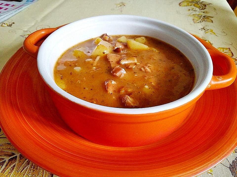 Gulášová polévka z pečeného vepřového a uzeného masa