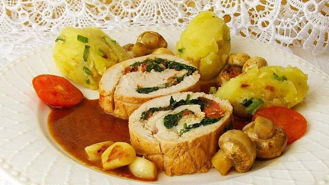 Krůtí roláda se špenátem a rajčaty, Krůtí roláda se špenátem a rajčaty