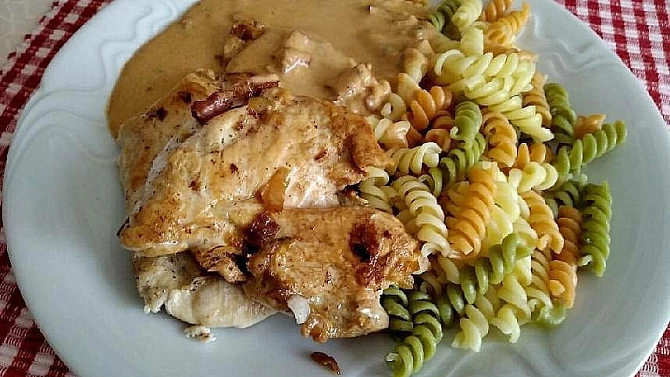 Kuřecí prsa na slanině s nivovou omáčkou, Kuřecí prsa na slanině s nivovou omáčkou