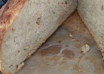 Domácí chléb se sezamovými a lněnými semínky