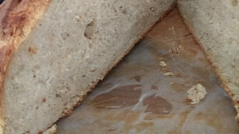 Domácí chléb se sezamovými a lněnými semínky