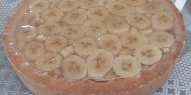 Jahodový koláč s pudinkovo-tvarohovou náplní (Místo jahod banán.)