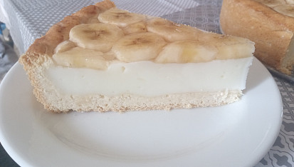 Jahodový koláč s pudinkovo-tvarohovou náplní, Banány a kokosový puding.