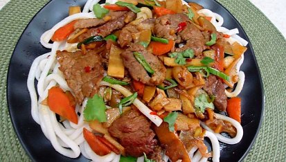 Rychlé hovězí plátky s udon nudlemi