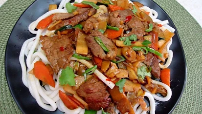 Rychlé hovězí plátky s udon nudlemi