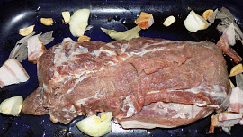 Kančí na šalvěji se žampiony