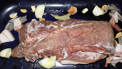 Kančí na šalvěji se žampiony
