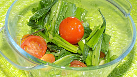 Rajčatový salát s medvědím česnekem