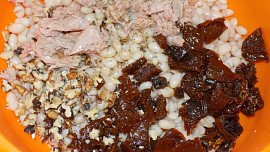 Salát z bílých fazolí a sušených rajčat