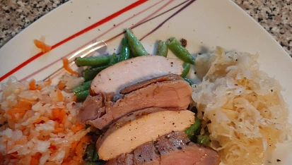 Vepřová panenka a kuřecí prsíčka  sous vide,  se zelenými fazolkami na ghí a česneku