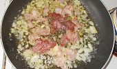 Bulgur se zeleninou a šunkou nebo salámem (orestovaná cibule + salámy)