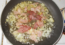Bulgur se zeleninou a šunkou nebo salámem (orestovaná cibule + salámy)