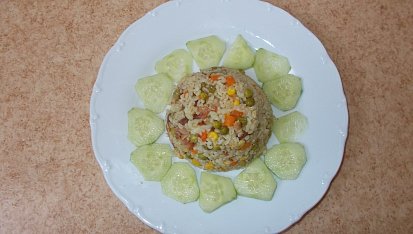 Bulgur se zeleninou a šunkou nebo salámem