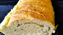 Chlebíček se sýrovou náplní s bylinkami