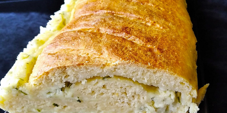 Chlebíček se sýrovou náplní s bylinkami