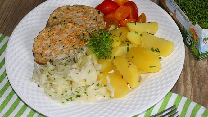 Krůtí sekaná s červenou čočkou, mrkví a medvědím česnekem