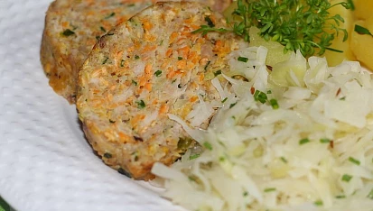 Krůtí sekaná s červenou čočkou, mrkví a medvědím česnekem