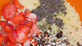 Kuskusový salát s jahodami