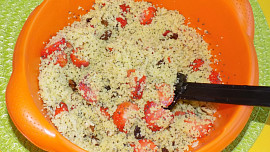 Kuskusový salát s jahodami