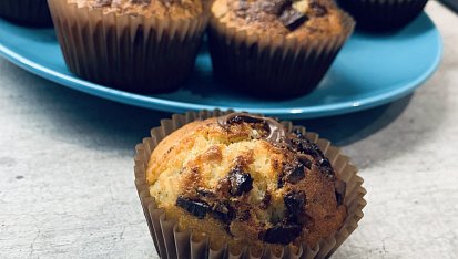 Muffiny s kousky čokolády, ???? naplněné ještě nutelou ????