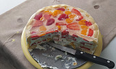 Nepečený piškotový dort s ovocem a zakysanou smetanou
