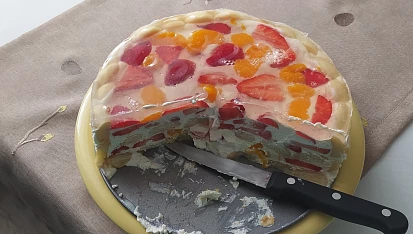 Nepečený piškotový dort s ovocem a zakysanou smetanou