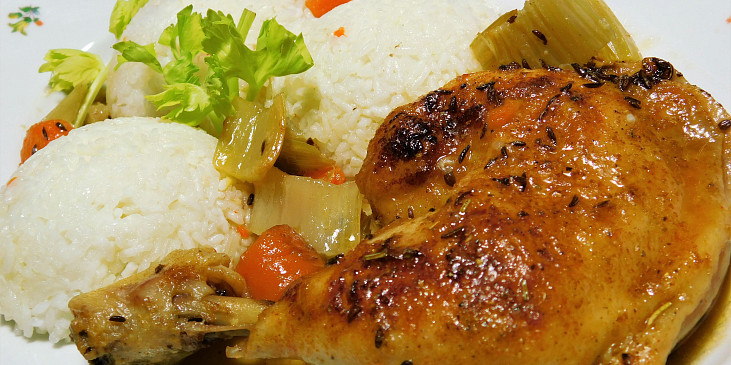 Pečené kuře na cibuli a česneku s rýží