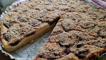 Švestkové řezy s tvarohem, Ta skořice v té drobence skvěle podtrhává celý koláč.
