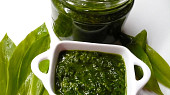 Pesto z medvědího česneku, Do pesta jsem dala méně soli. Použila jsem sekáček potravin, sekala jsem najednou listy s olejem i solí. 