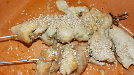 Česnekové špízy s jogurtovým dipem