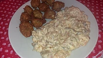 Kuřecí směs se sýrovou omáčkou a domácími bramboráčkovými kroketami