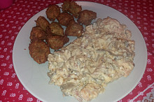 Kuřecí směs se sýrovou omáčkou a domácími bramboráčkovými  krokety