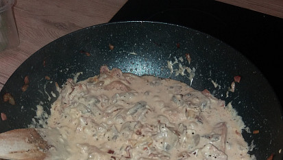 Kuřecí směs se sýrovou omáčkou a domácími bramboráčkovými kroketami