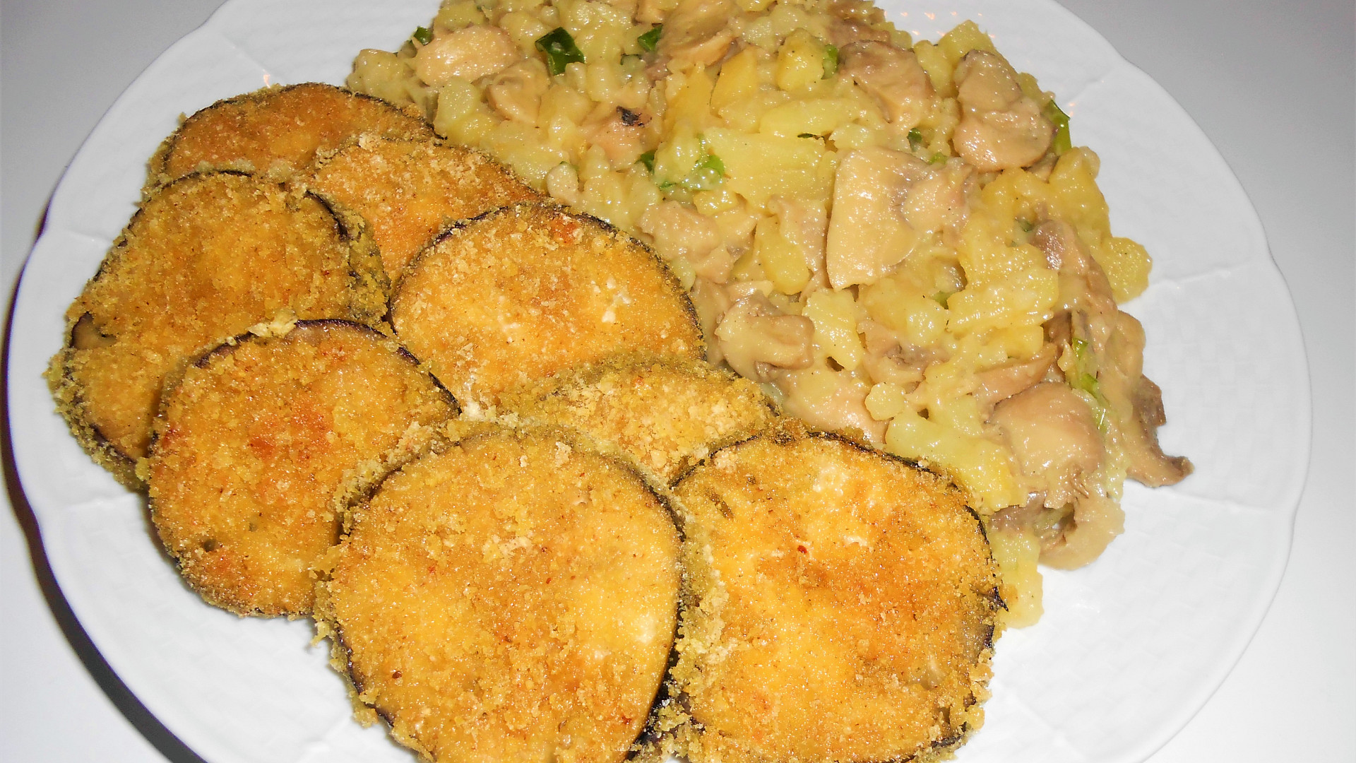 Smažený lilek a lehký bramborový salát (Dělená strava podle LK - Kytičky + zelenina)