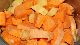 Batátová polévka s cizrnou a burákovým máslem