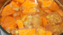 Batátová polévka s cizrnou a burákovým máslem