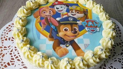 Kytičkový dort s vanilkovým pudinkovým krémem, Dětský dort s jedlým papírem. 