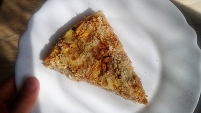 Vrstvený jablečný koláč s tvarohem a drobenkou