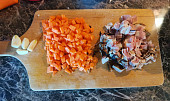 Hovězí kostky se slaninou a mrkví