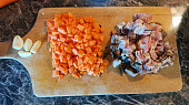 Hovězí kostky se slaninou a mrkví