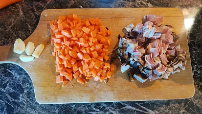 Hovězí kostky se slaninou a mrkví