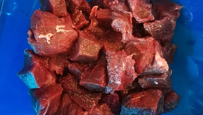 Hovězí kostky se slaninou a mrkví