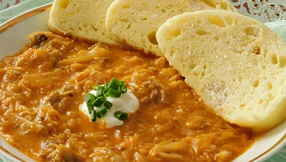 Segedínský guláš s houskovým knedlíkem