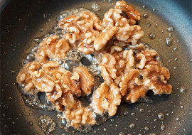 Karamelizované vlašské ořechy a slaná karamelová omáčka