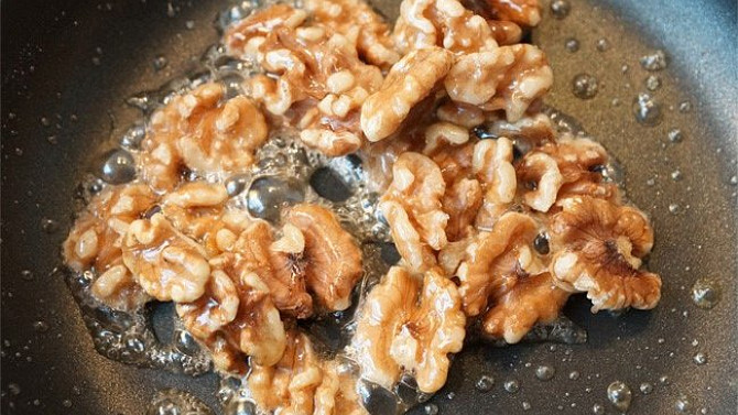 Karamelizované vlašské ořechy a slaná karamelová omáčka