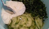 Okurkový salát s medvědím česnekem