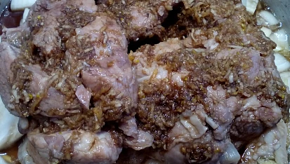 Pečené zázvorovo-česnekové koleno