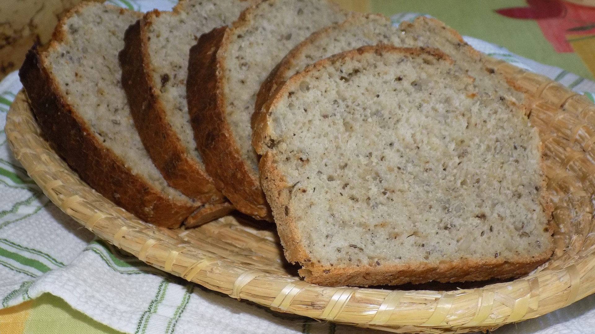Pšenično - žitný chléb se sušenými houbami