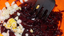 Salát z čevené řepy s bazalkovým tofu